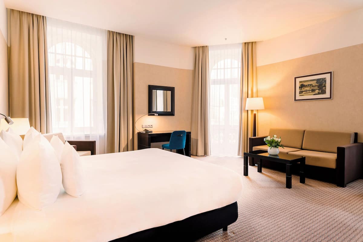 hypo-allergenic bedding, minibar, in-room safe, desk