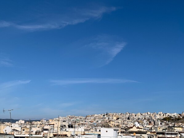 Una zona urbana densamente poblada con numerosos edificios bajo un cielo azul despejado.