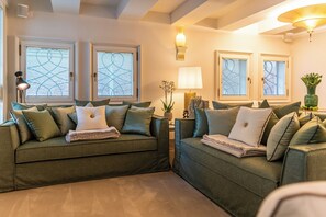 Apartment (Cariatidi) | Living area | 40-inch LED TV with digital channels - Ca Maria Adele (Venice)