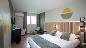 Standard Room | Minibar, in-room safe, desk, iron/ironing board