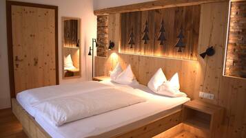 Apartment, Balkon, Bergblick | Allergikerbettwaren, Zimmersafe, Schreibtisch