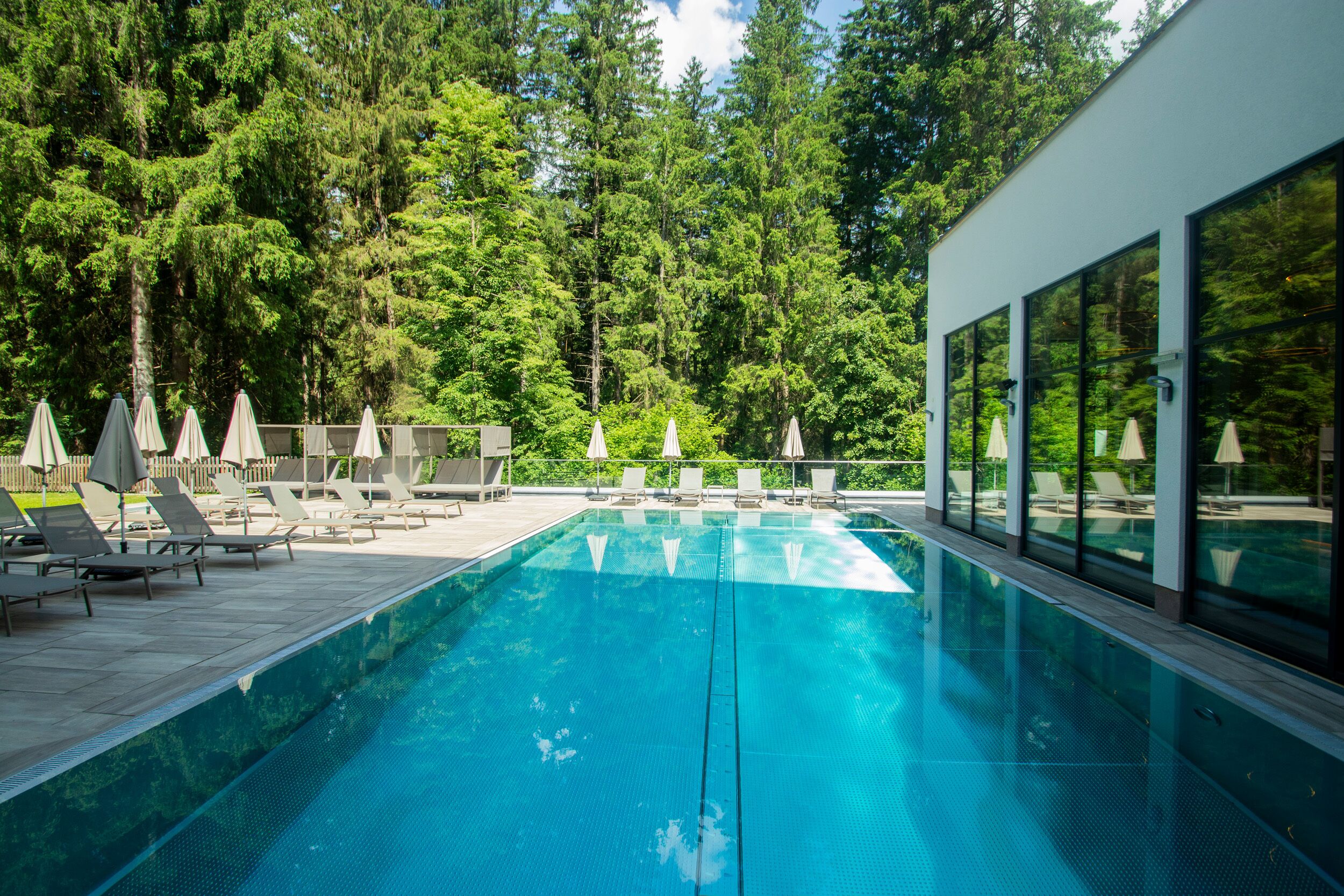 Innenpool, Außenpool, Sonnenschirme, Liegestühle