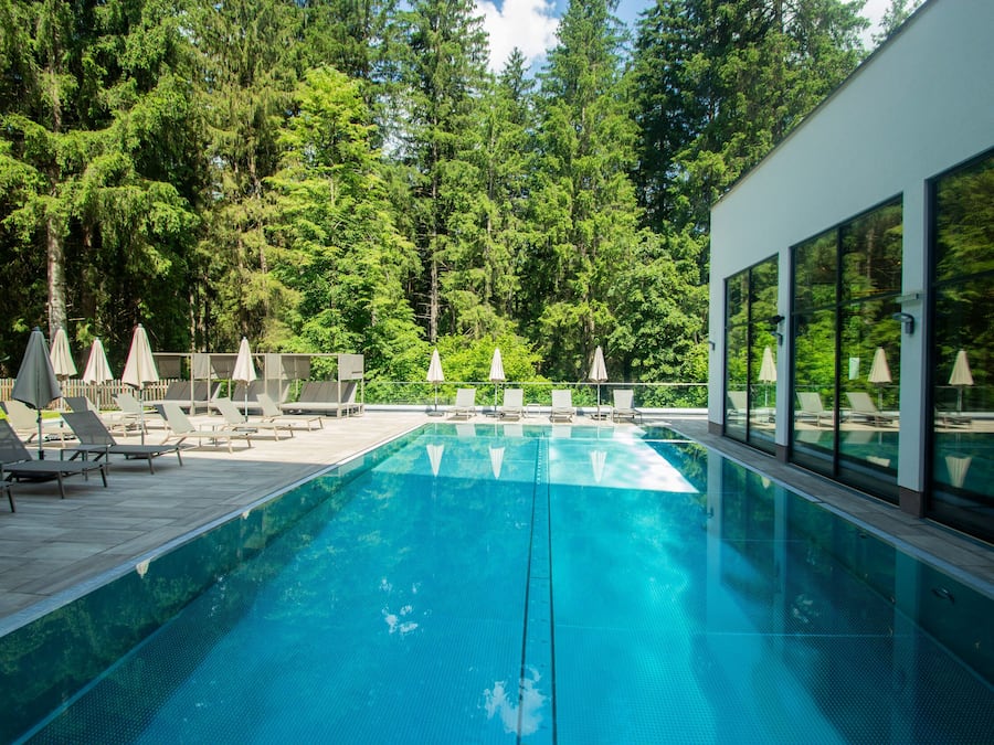 Piscina coberta, piscina a l'aire lliure, para-sols i gandules