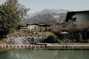 Indoor pool, outdoor pool, pool umbrellas, sun loungers - Hotel Kaiser in Tirol (Scheffau am Wilden Kaiser)