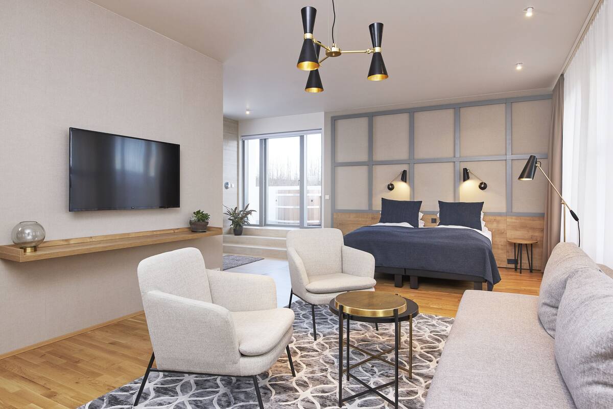 suite | in-room safe, blackout curtains, free wifi, bed sheets