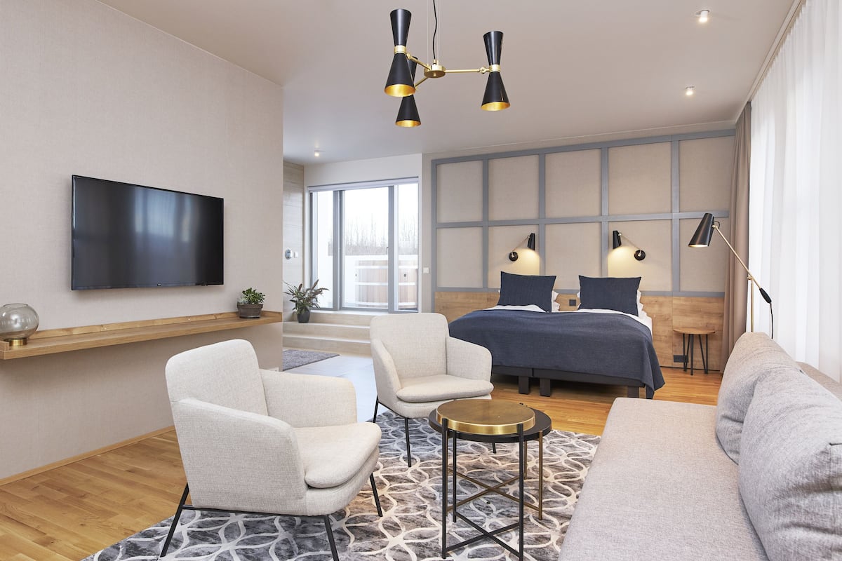 Suite | In-room safe, blackout drapes, free WiFi, bed sheets