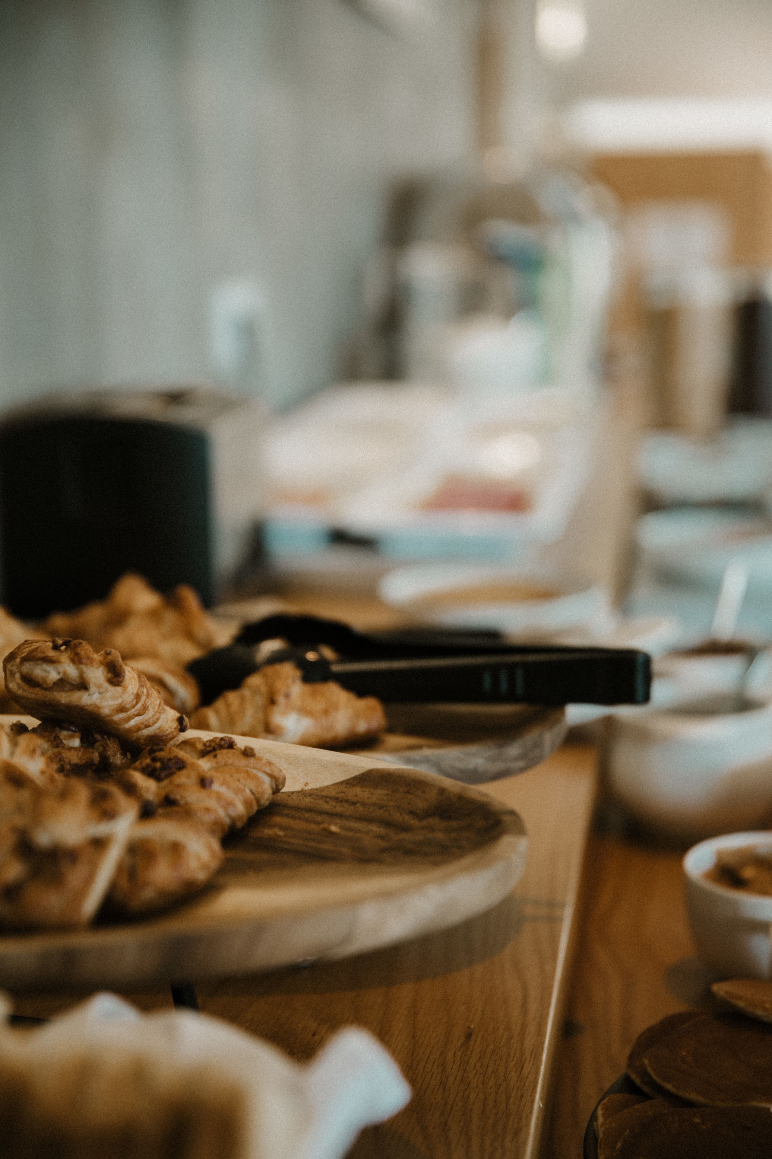 Una mesa de buffet con diversos pasteles y una estación de café.