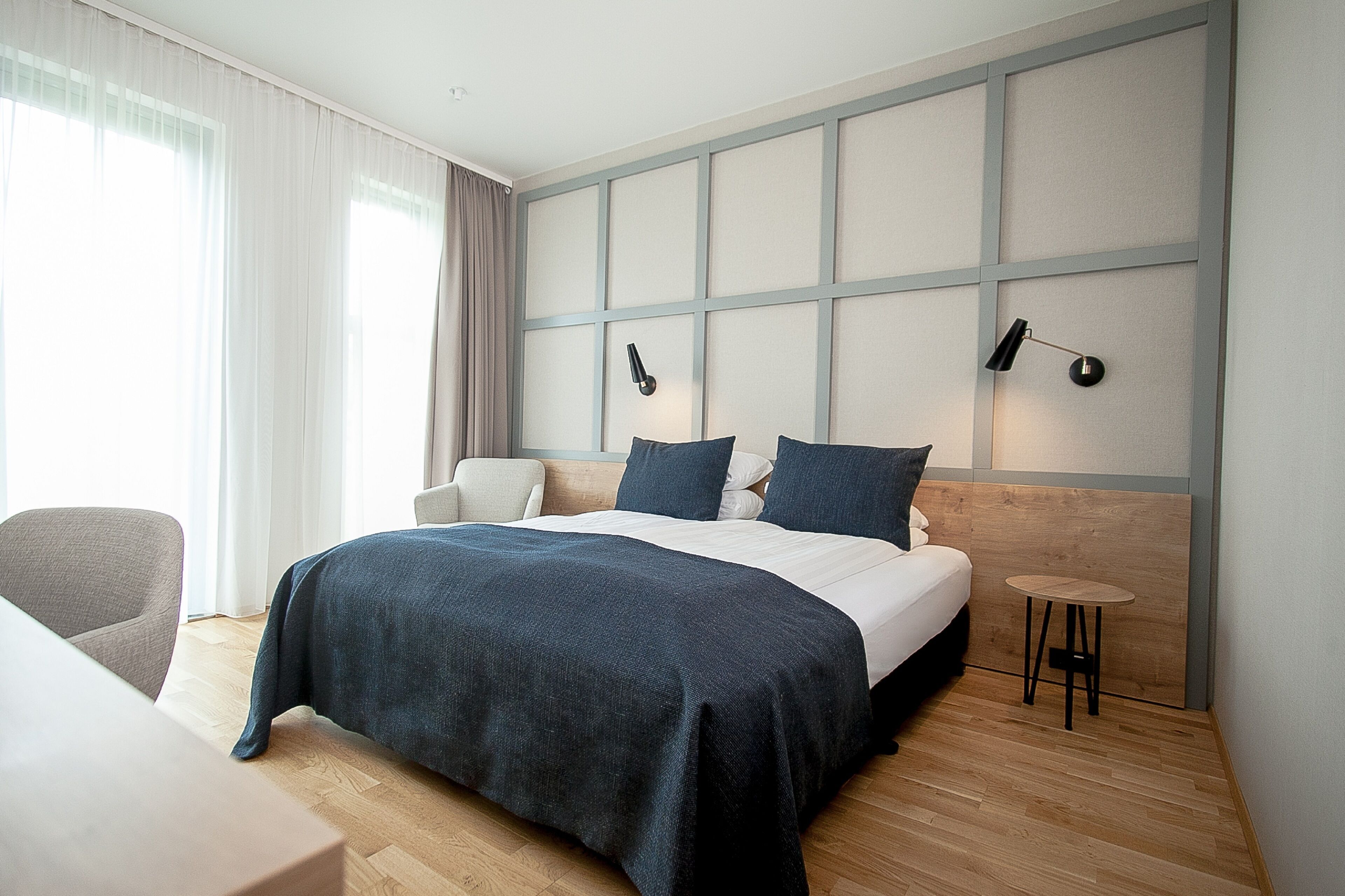 Quarto casal ou duplo standard | Cofres nos quartos, escrivaninha, cortinas blackout, Wi-Fi de cortesia