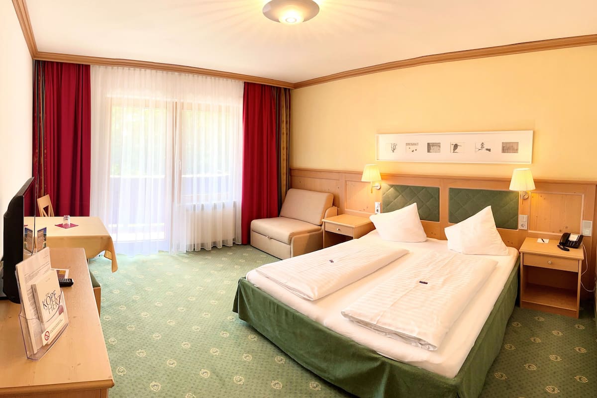 hypo-allergenic bedding, in-room safe, desk, blackout curtains