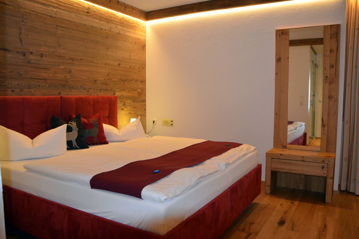 hypo-allergenic bedding, in-room safe, desk, blackout curtains