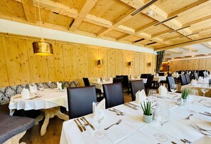 Breakfast, lunch, dinner served; international cuisine, garden views