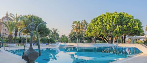 Piscina coperta, piscina stagionale all'aperto
