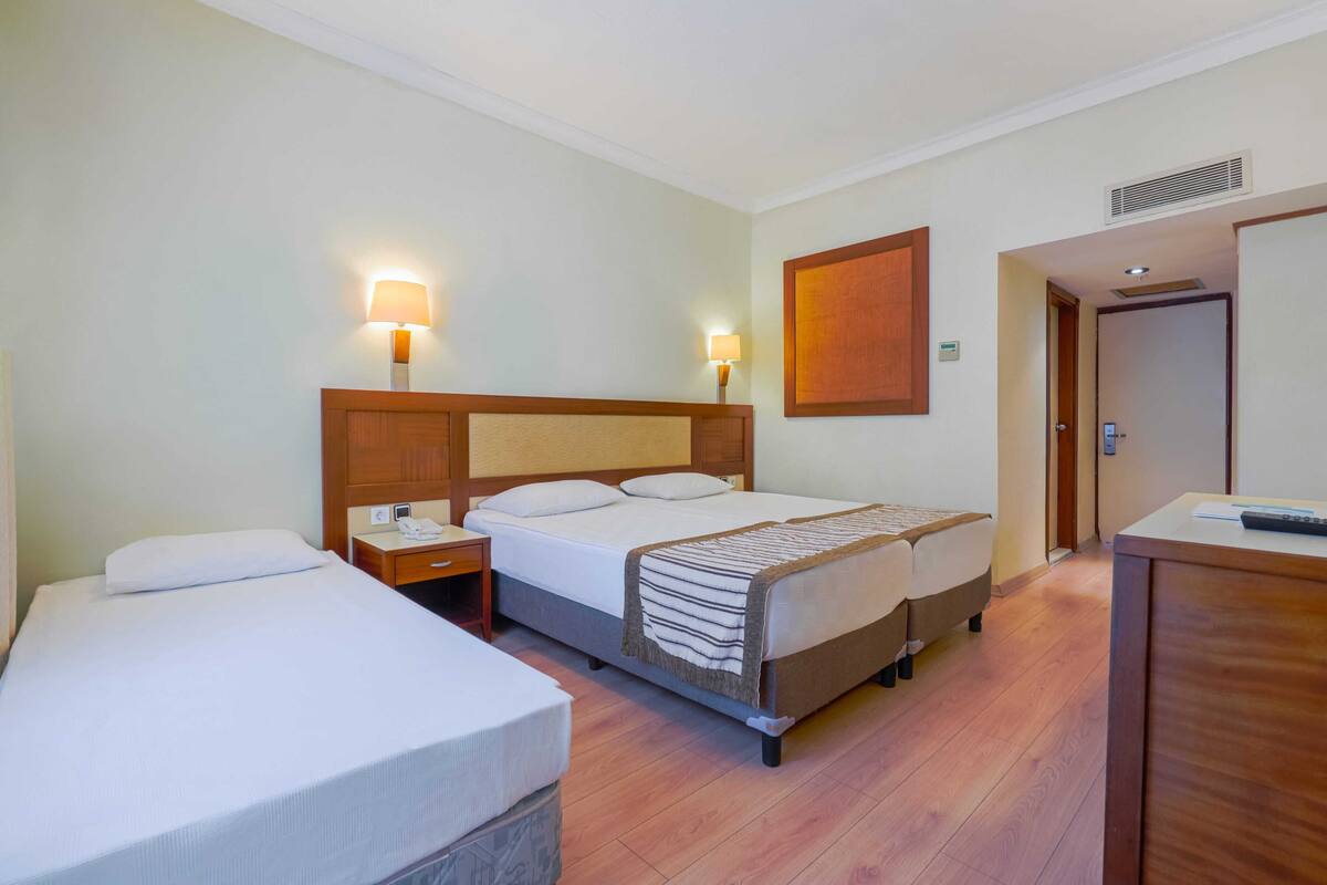 Minibar con artículos gratuitos y caja de seguridad en la habitación 