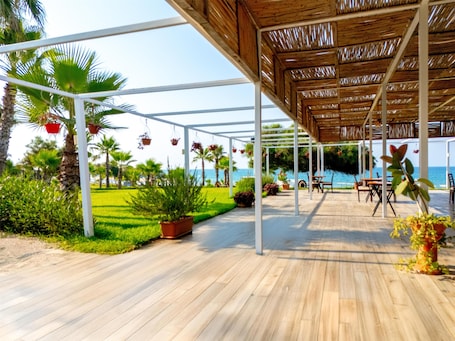 Privatstrand, Liegestühle, Strandtücher. Sural Hotel - All Inclusive