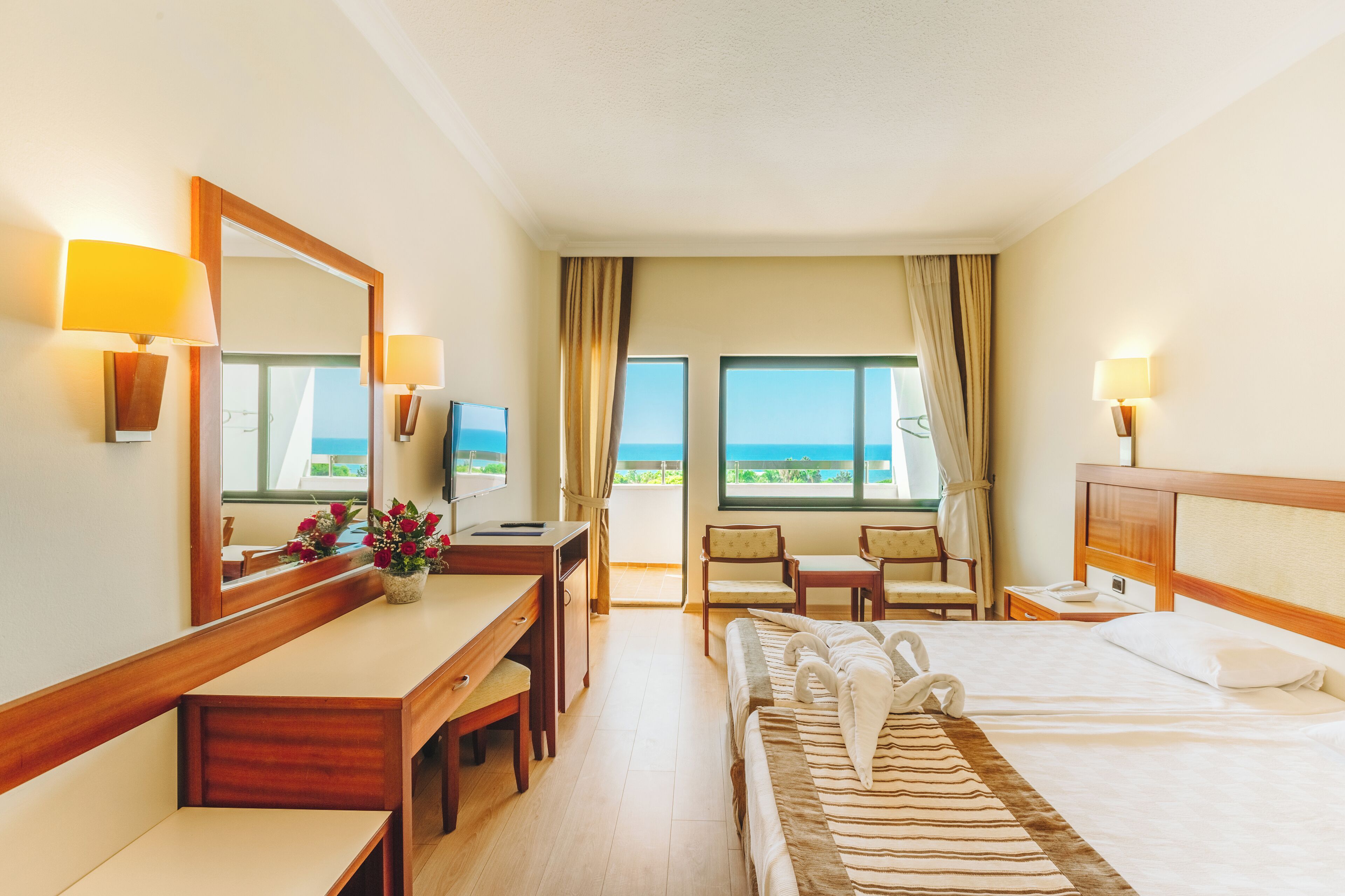 Minibar con artículos gratuitos, caja fuerte, wifi gratis y ropa de cama