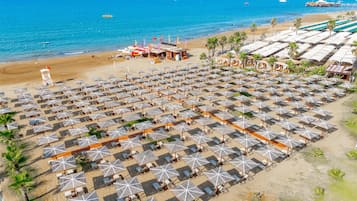 Privatstrand, Liegestühle, Sonnenschirme, Strandtücher