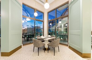 2 restaurants servant le petit déjeuner