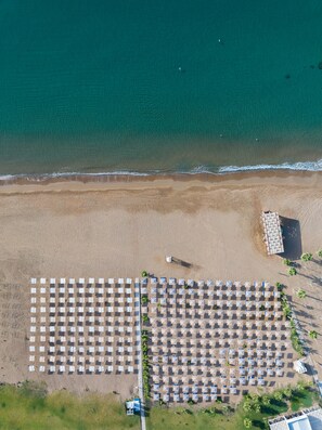 Playa privada, sillas reclinables de playa, sombrillas, toallas de playa