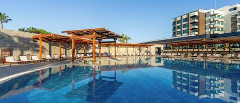 Una piscina techada, una piscina al aire libre