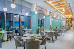 2 restaurants, breakfast served