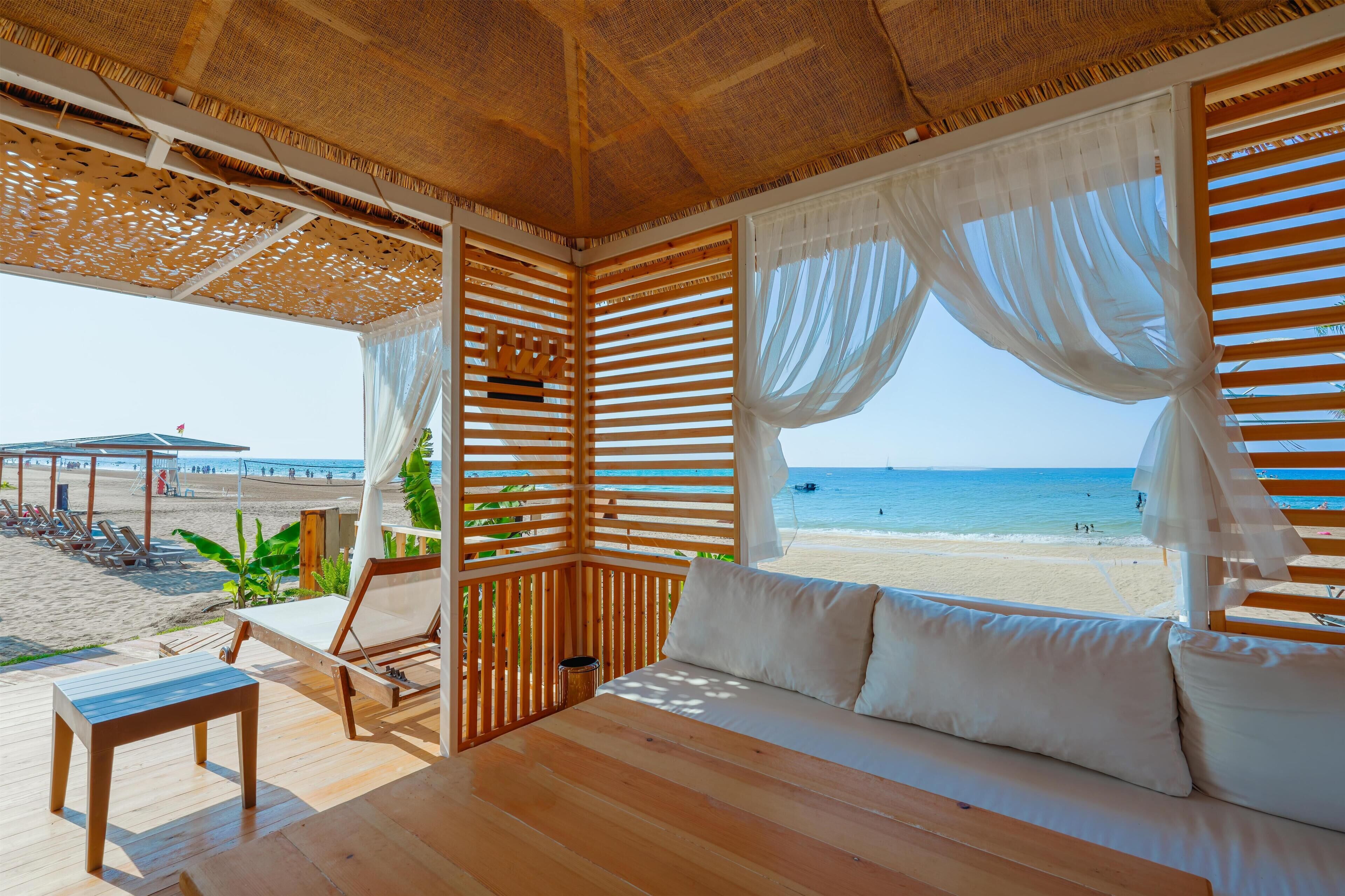 Private beach, sun-loungers, beach umbrellas, beach towels
