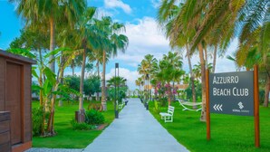 A pathway leading to the Azzurro Beach Club, lined with palm trees and benches. - Sural Saray Hotel - All inclusive (Manavgat)