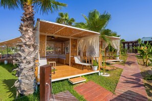 Playa privada, sillas reclinables de playa, sombrillas, toallas de playa