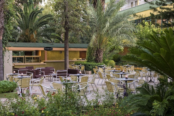 Poolside bar - Botanik Hotel & Resort (Alanya)