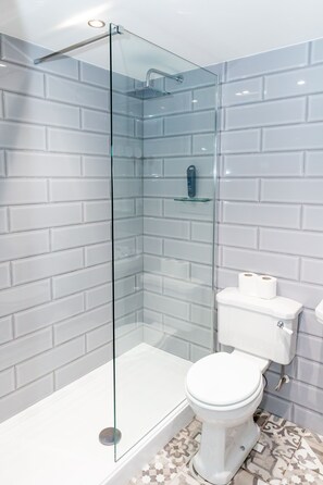 Habitación superior con 2 camas individuales | Baño | Ducha y bañera combinadas y artículos de higiene personal gratuitos