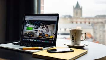 Leilighet – standard, 1 soverom | Oppholdsområde | En 43-tommers Flatskjerm-TV med Parabol-TV samt TV