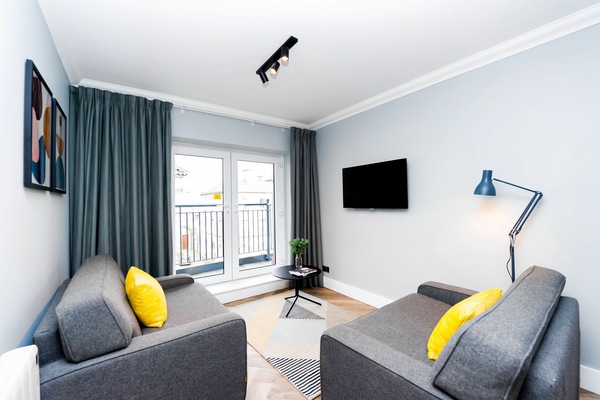 Leilighet – standard, 2 soverom | Oppholdsområde | En 43-tommers Flatskjerm-TV med Parabol-TV samt TV