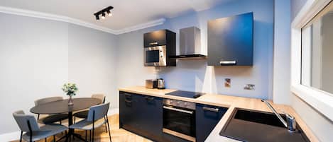 Apartamento standard, 1 quarto | Cozinha privada | Geladeira, micro-ondas, cooktop, lava-louças