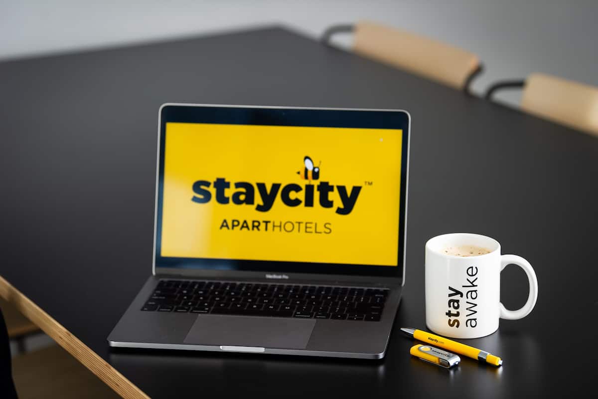 Een bureau, een strijkplank/strijkijzer, gratis wifi, beddengoed