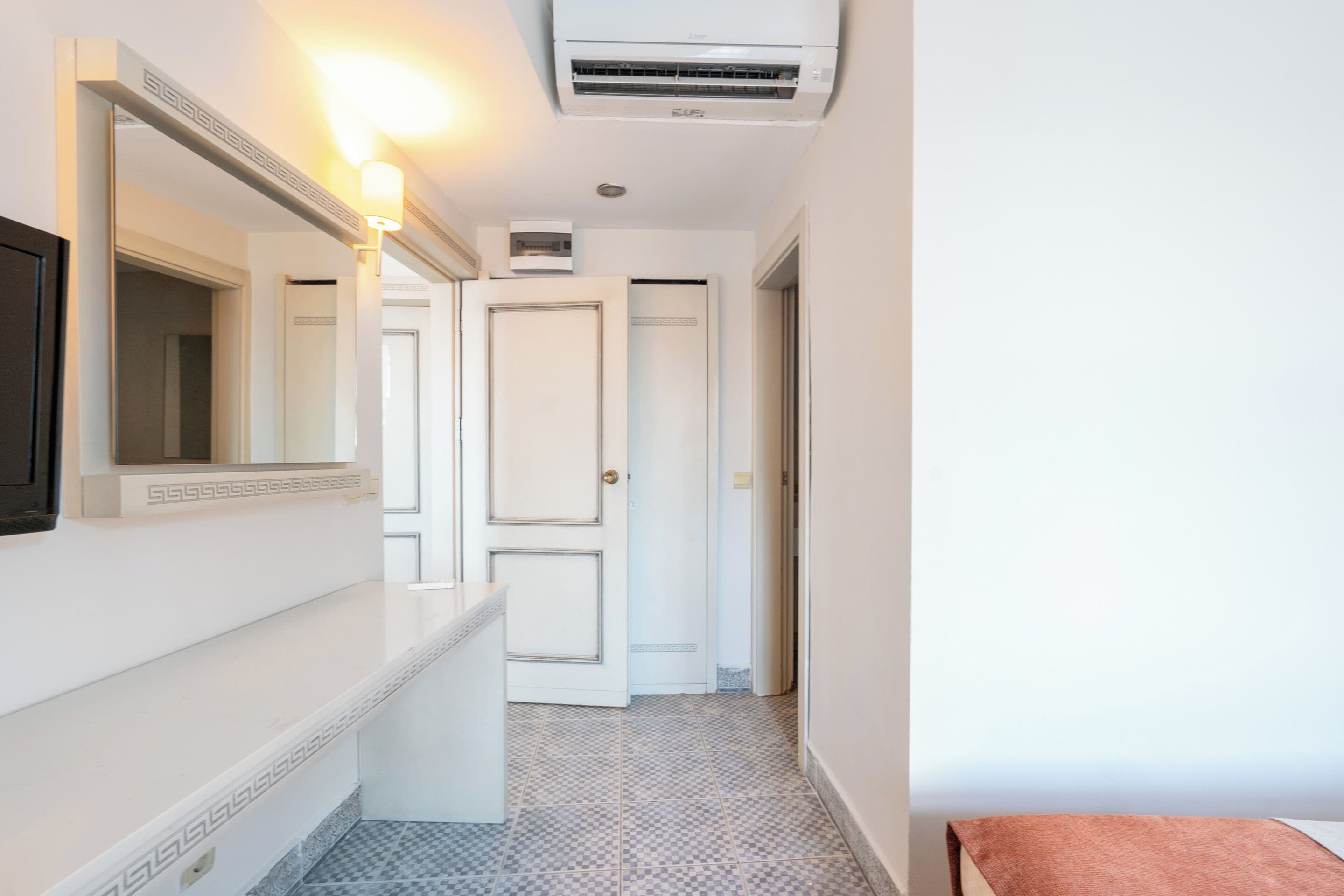 family room with garden view | minibar, in-room safe, individually decorated, individually furnished