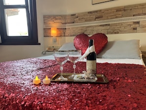 Honeymoon Room | 미니바, 객실 내 금고, 각각 다른 스타일의 인테리어, 각각 다르게 가구 비치