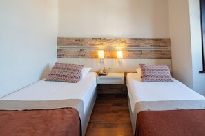 Kamar Standar, 1 Tempat Tidur Double atau 2 Tempat Tidur Twin | Minibar, brankas, dan didekorasi berbeda-beda