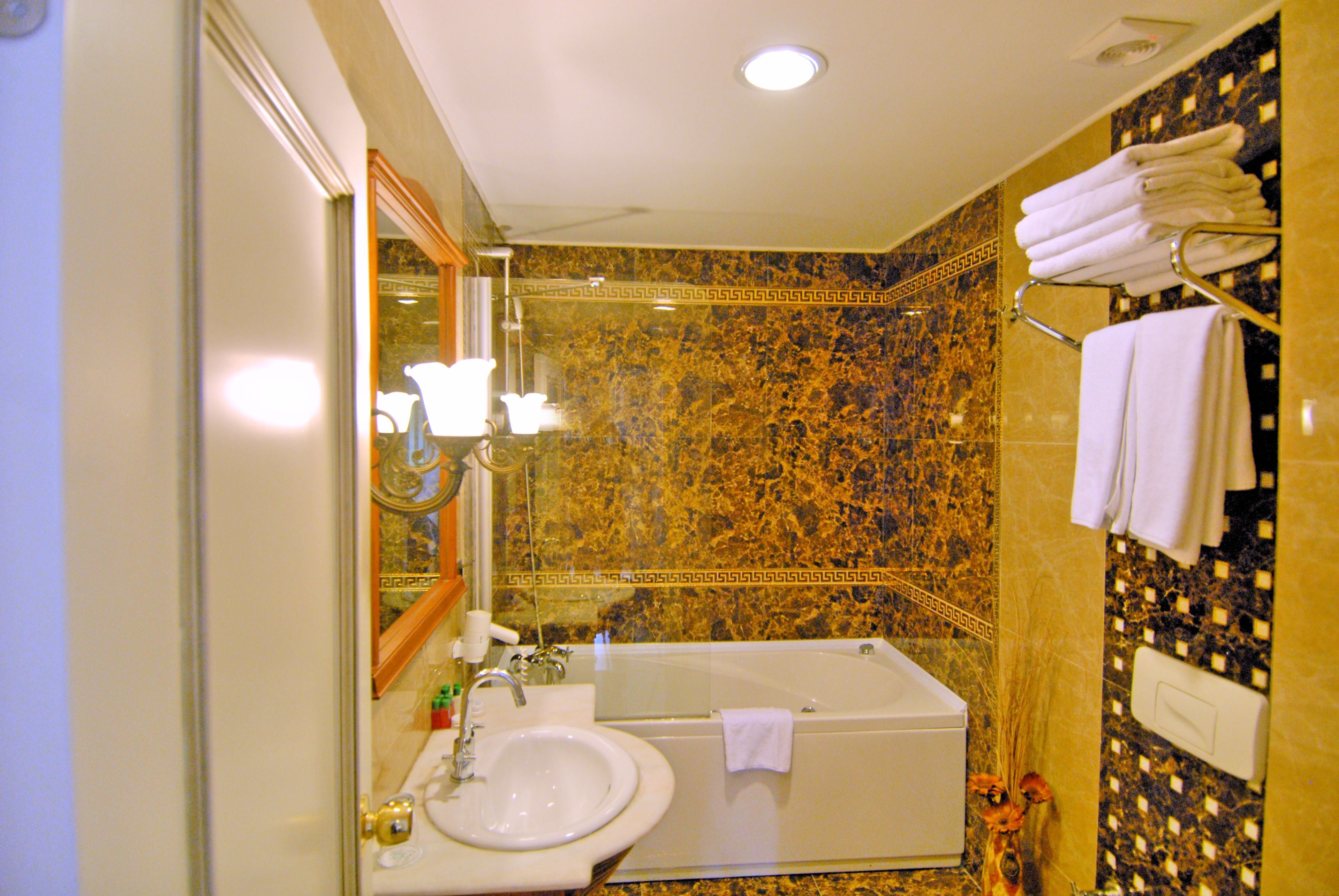 suite with balcony | bathroom | shower, free toiletries, hair dryer, slippers