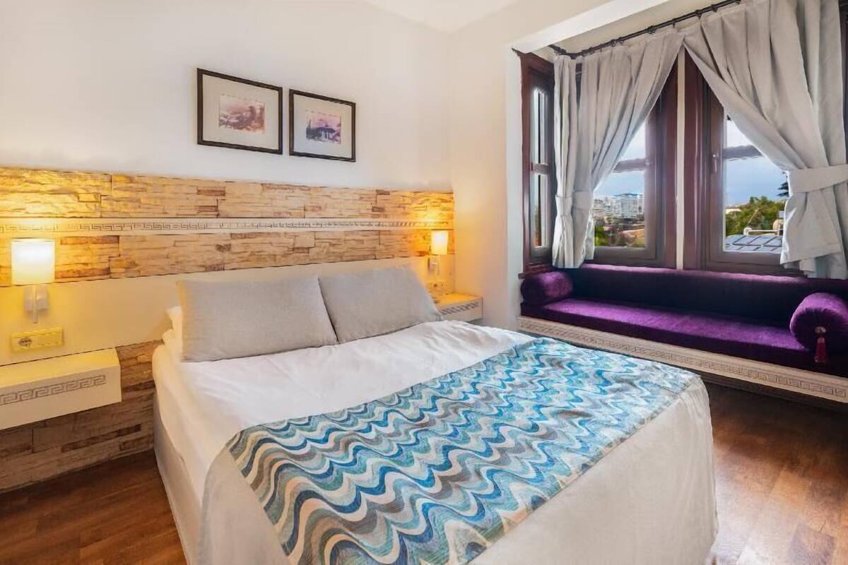 Minibar, caja de seguridad en la habitación y decoración personalizada