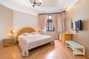 Minibar, caja de seguridad en la habitación y decoración personalizada 