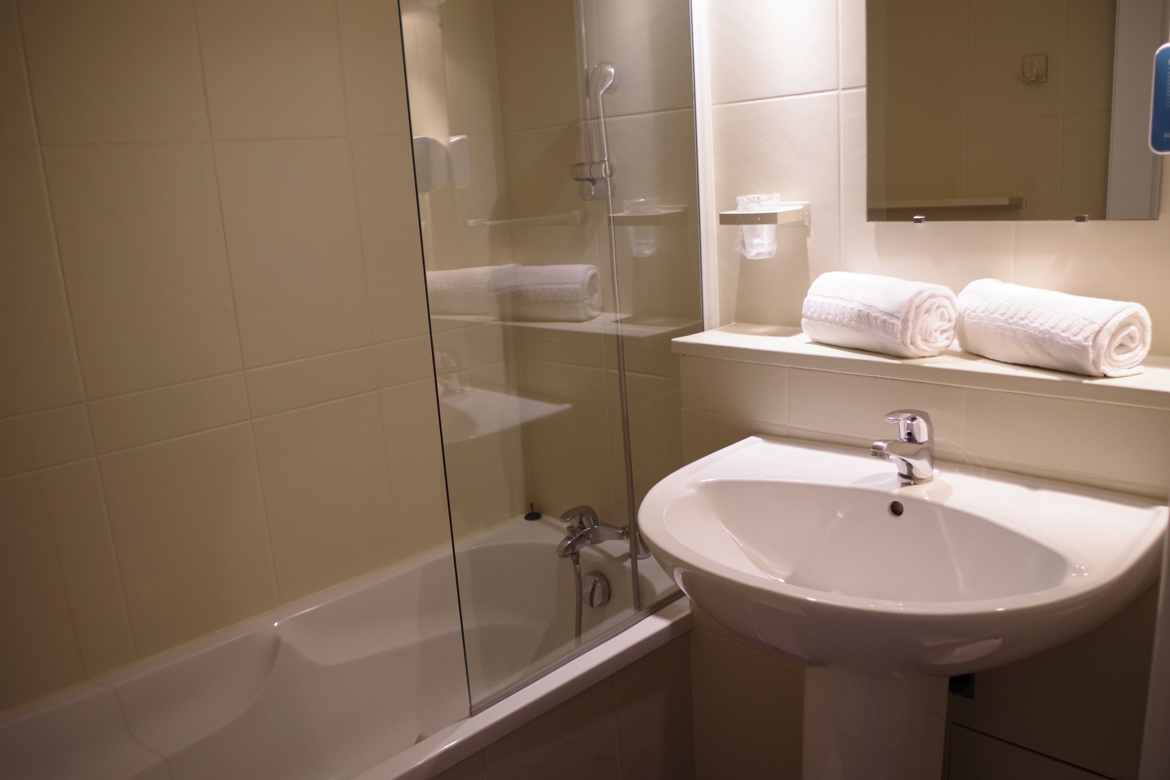 standard double room | bathroom | free toiletries, hair dryer, towels