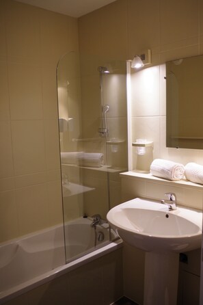Quarto casal standard | Wi-Fi de cortesia, roupa de cama