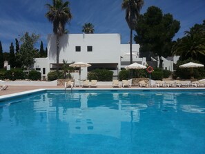 Utendørsbasseng, bassengparasoller og solsenger