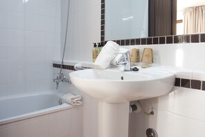 Deluxe Apartment | Bilik Mandi | Pengering rambut, bidet, tuala disediakan 