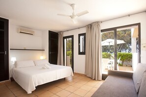 Quarto casal, 1 cama Queen, varanda | Cofres nos quartos, escrivaninha, berços grátis