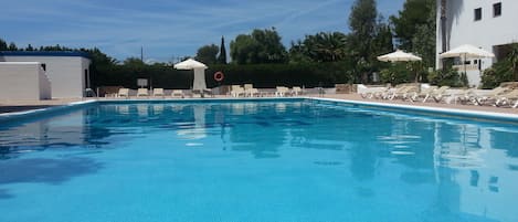 Outdoor pool, pool umbrellas, sun loungers