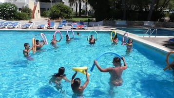Utomhuspool, parasoller och solstolar