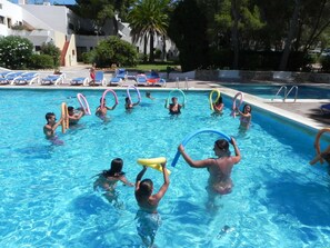 Piscina externa, guarda-sóis, espreguiçadeiras