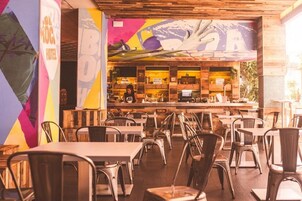 2 restaurants, breakfast served