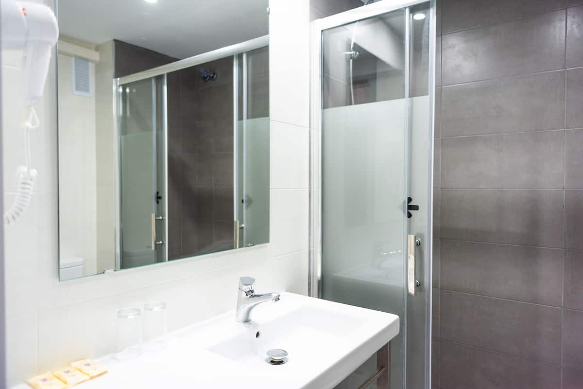 Shower, towels