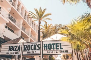 Hotel 'Hotel Krept X Konan' con balcones y palmeras.